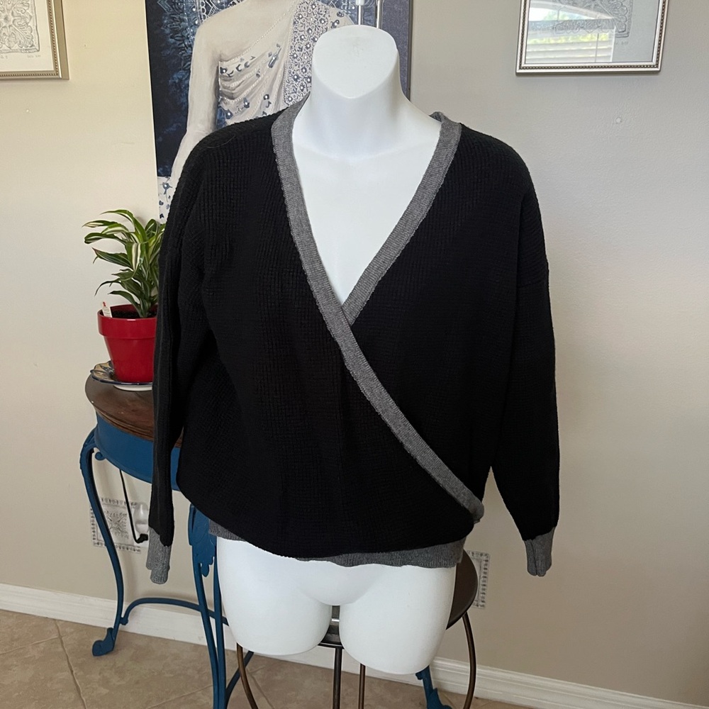 Black & Gray Crossover Waffle Knit Sweater - L